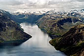 Parco Jotunheimen, Norvegia. Panorami da sopra il Veslefjellet. Il Gjende verso Ovest.